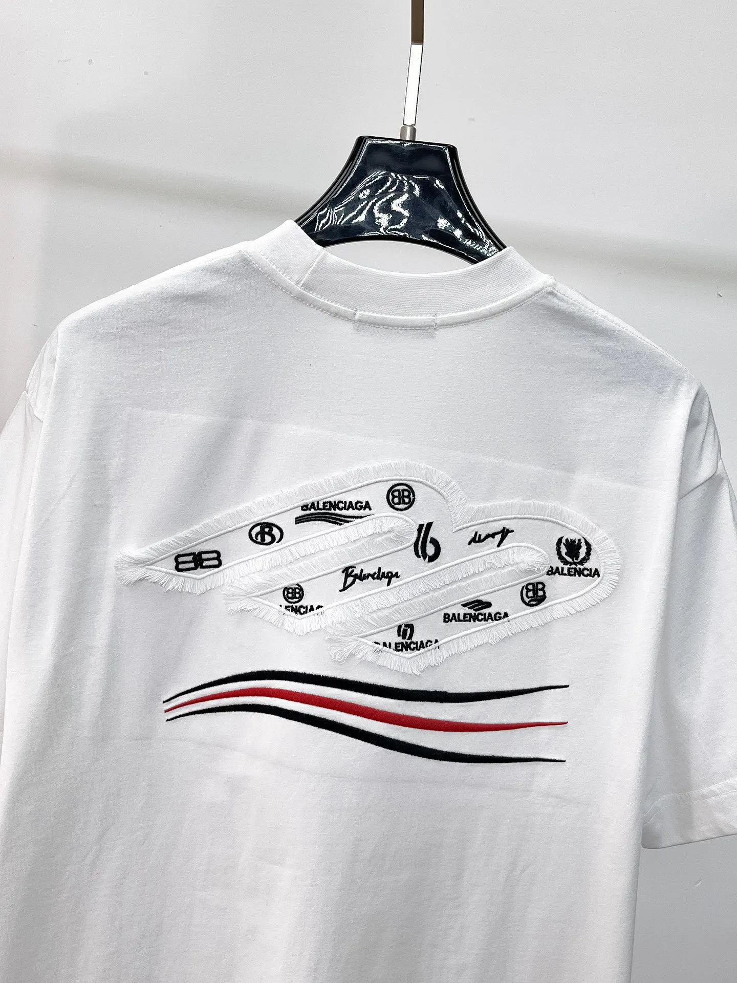 Balenciaga's high-end top-quality products 🐮2026 Spring and Summer New Arrival first counter, the latest New Arrival short-sleeved round neck T-shirt, Premium customized design, avant-garde and fashionable! Brand logo heavy craftsmanship design Premium customized 260g fabric. Soft to the touch. Comfortable to wear. Counter-level exquisite stitching. Fine workmanship. The upper body effect is incomparably handsome! A must-have item for men and women with the same style! Sizes: S~XXL When placing an order, please state your height and weight. The maximum wearing size is 210 pounds (one size larger)
